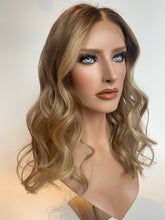 Afbeelding in Gallery-weergave laden, HD Full lace wig/glueless wig - 18/20” - Light ash brown ombré blonde with face framing highlights - 22.5/23&quot; cap
