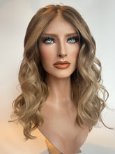 Lade das Bild in den Galerie-Viewer, HD Full lace wig/glueless wig - 18/20” - Light ash brown ombré blonde with face framing highlights - 22.5/23&quot; cap
