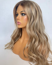 Afbeelding in Gallery-weergave laden, MOLLIE - Luxurious HD lace front - 14&quot; - 26&quot;
