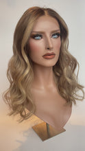 Load and play video in Gallery viewer, HD Full lace wig/glueless wig - 18/20” - Light ash brown ombré blonde with face framing highlights - 22.5/23&quot; cap
